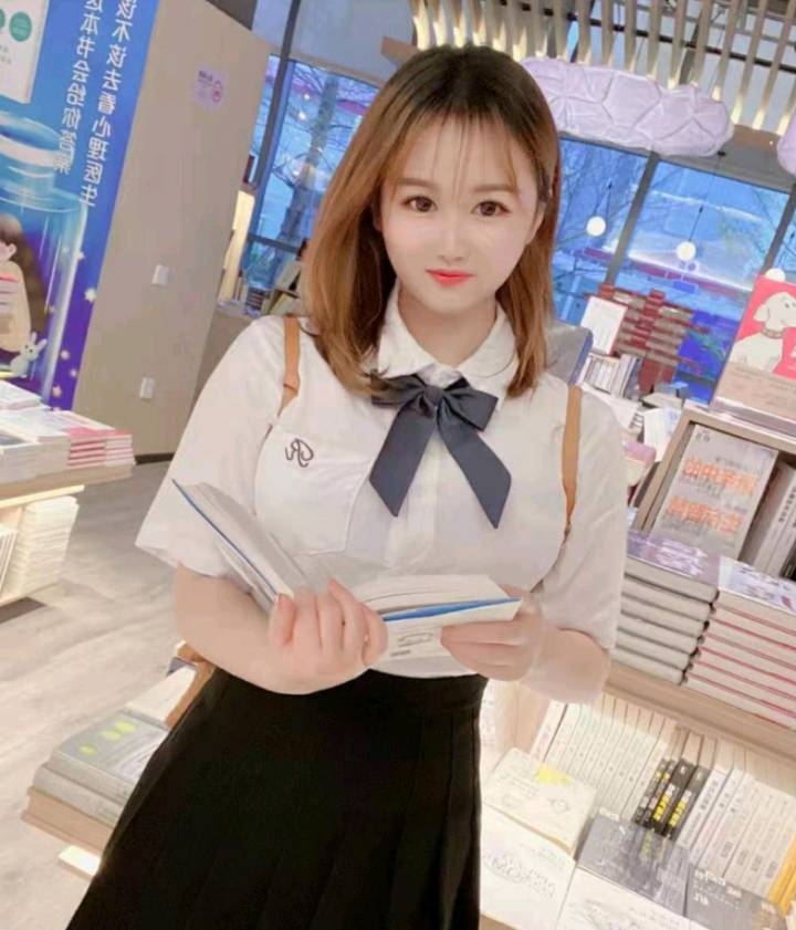 小年轻却有极大的胸  捏起来贼爽