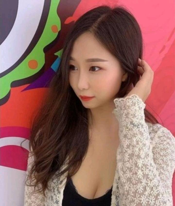 甜美大方害羞的糖糖