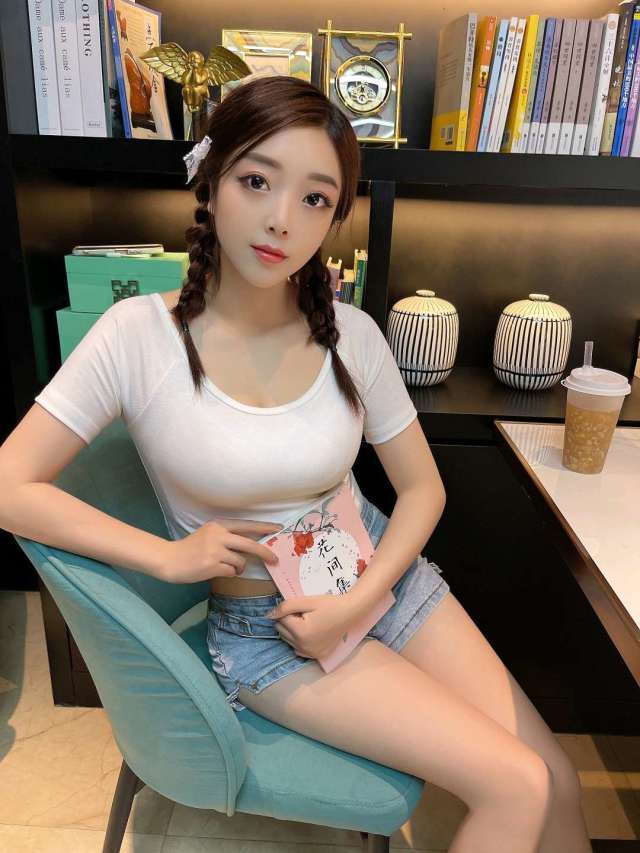 昌岗地铁大奶漂亮妹子