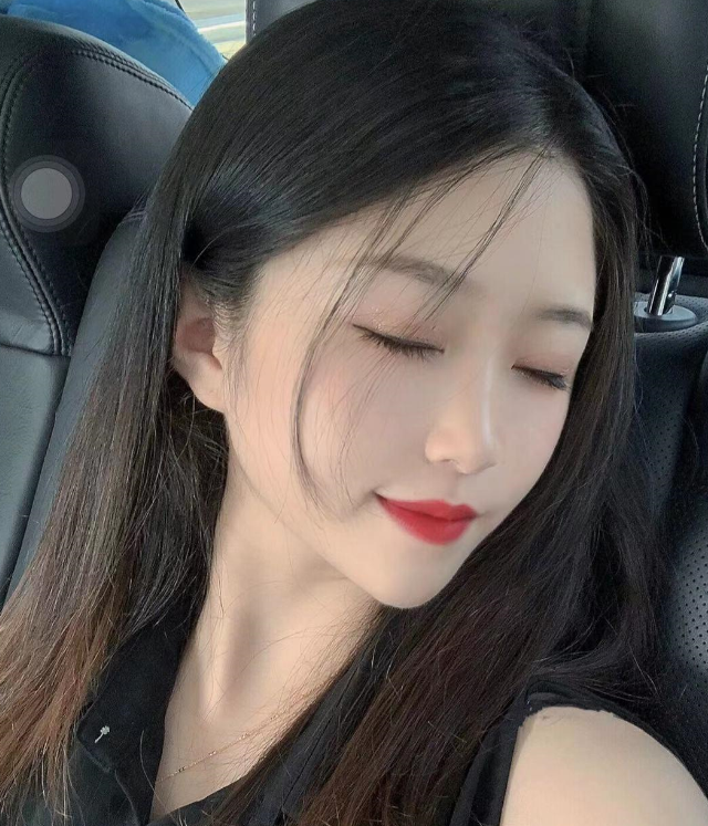 一个活泼开朗的妹子